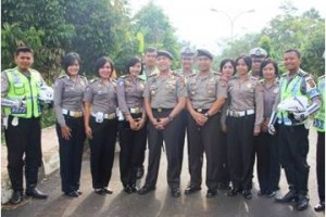 Kapolda Jabar berfoto bersama dengan jajaran Polres Kuningan seusai memantau jalur mudik.